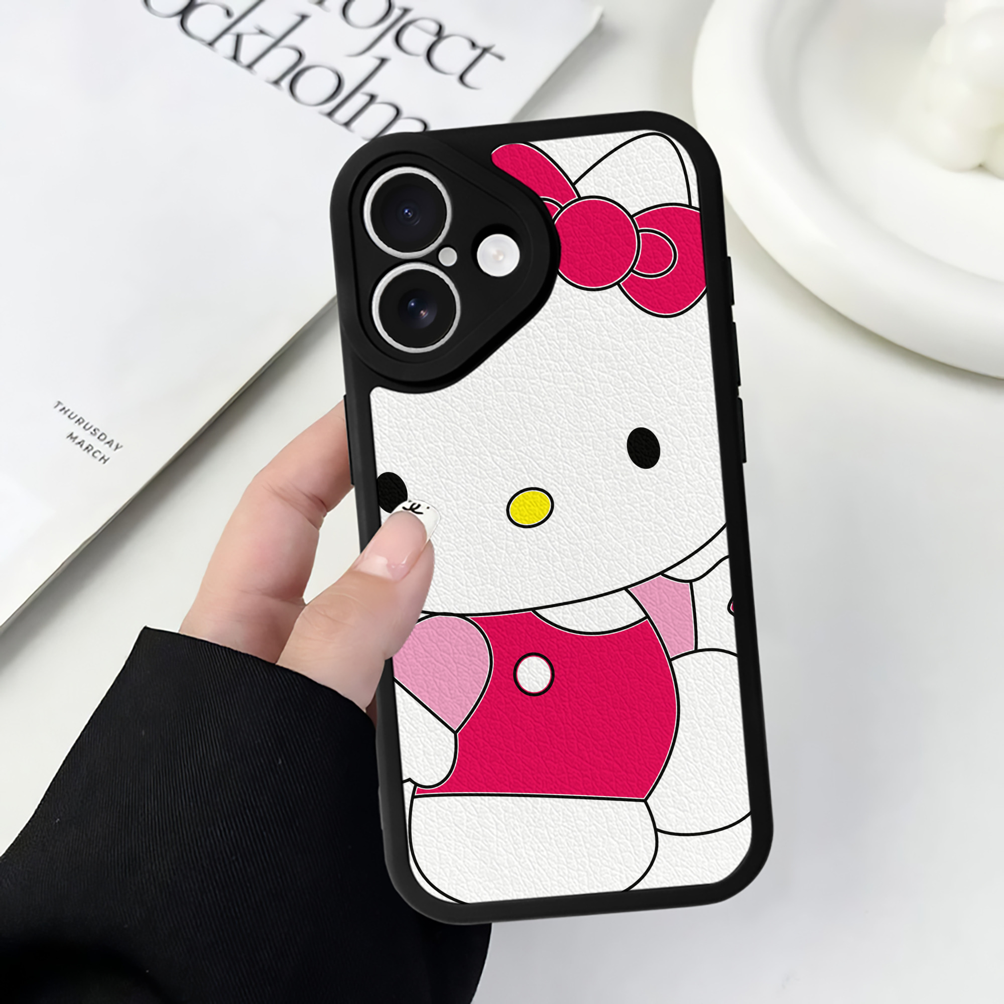 （画像用） Hello Kitty ハローキティ 【iPhone 16シリーズ対応】シリコンスマホケース（レザー調） 材質：シリコン